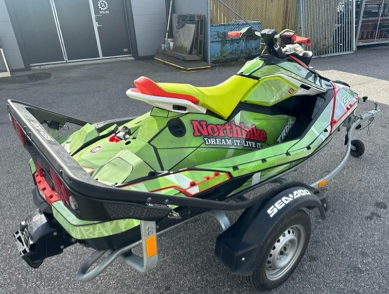 Sea Doo Spark Trixx stulen på trailer i Gävle.