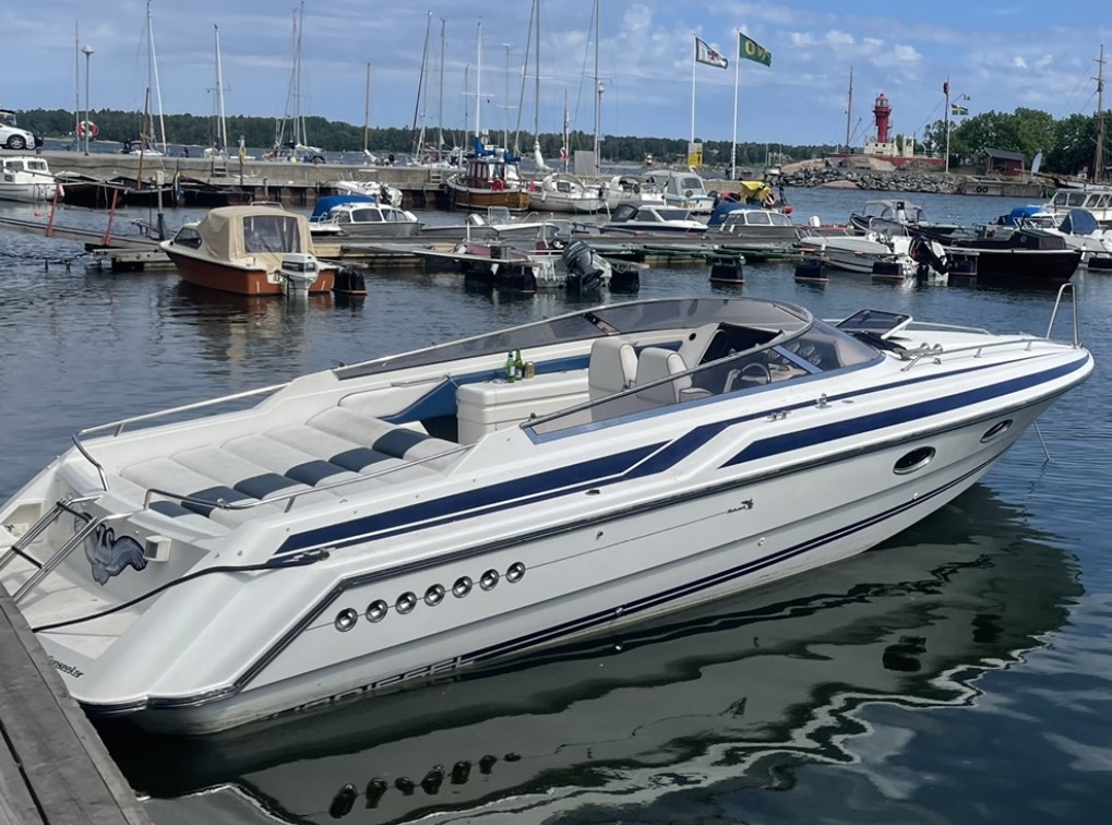 Sunseeker Mohawk 29 stulen på oregistrerad trailer i Uppsala.