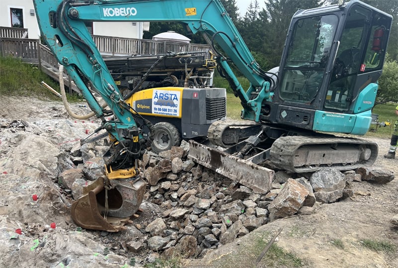 Två Kobelco bandburna grävmaskiner stulna i Tullinge sydväst om Stockholm