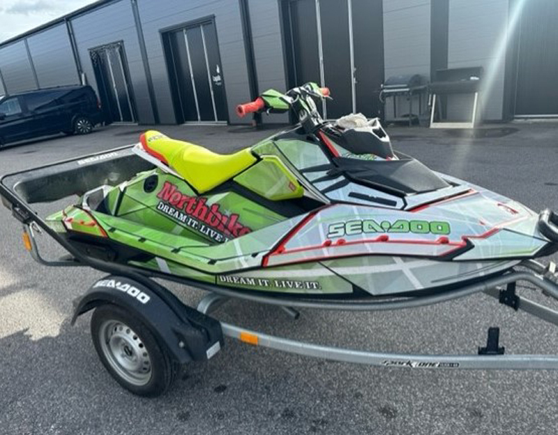 Sea Doo Spark Trixx stulen på trailer i Gävle.