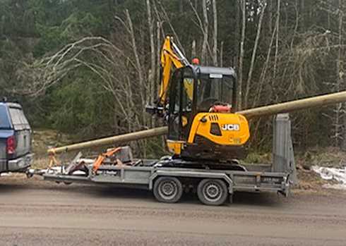 Maskinsläp TIKI lastat med grävmaskin JCB 8026 stulet i Forshaga norr om Karlstad