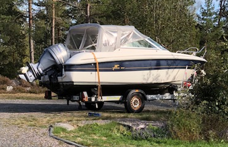 Båttrailer lastad med daycruiser Yamarin 5920 stulen i Edsbruk, norra delen av Västerviks k:n