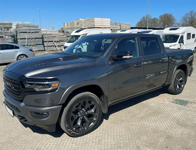 Mörkgrå metallic RAM 1500 Crew Cab Limited Night Edition stulen i Nykvarn väster om Södertälje